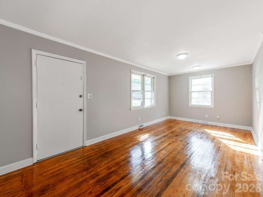 814 Wilbrown Circle, Charlotte, NC 28217.  MLS# CAR4384446, YatesRealty ID 24091. Updated Hardwood Floors!