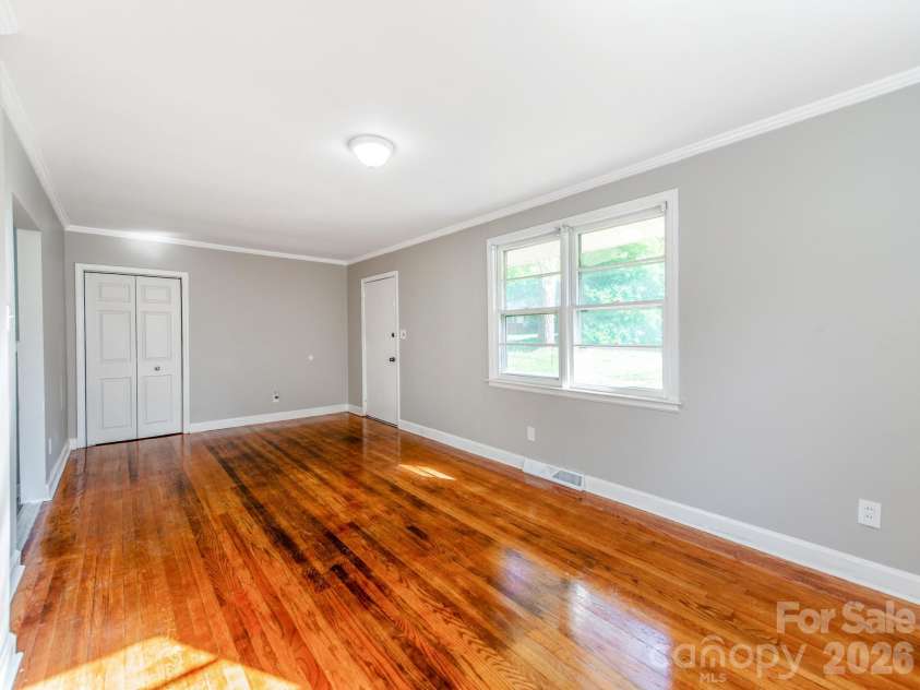 814 Wilbrown Circle, Charlotte, NC 28217.  MLS# CAR4384446, YatesRealty ID 24091. Updated Hardwood Floors!