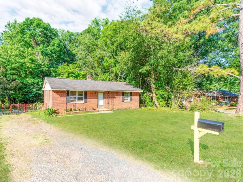814 Wilbrown Circle, Charlotte, NC 28217.  MLS# CAR4384446, YatesRealty ID 24091. Upgraded Ranch Home with Nice Inside!