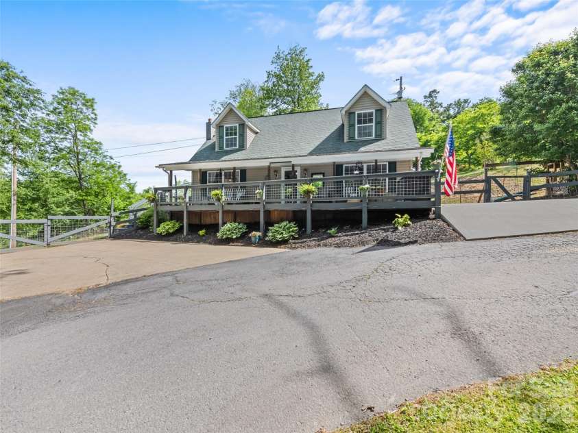 222 Thistle Ridge, Clyde, NC 28721.  MLS# CAR4384897, YatesRealty ID 24095. 