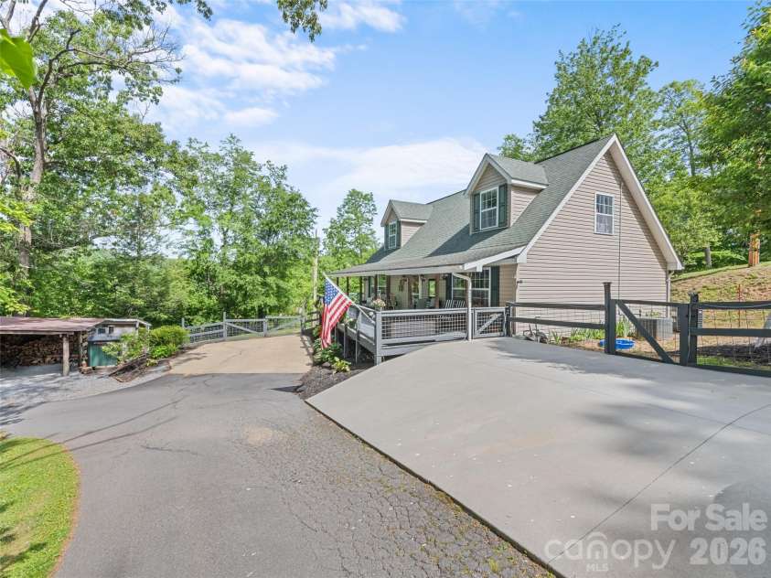 222 Thistle Ridge, Clyde, NC 28721.  MLS# CAR4384897, YatesRealty ID 24095. 