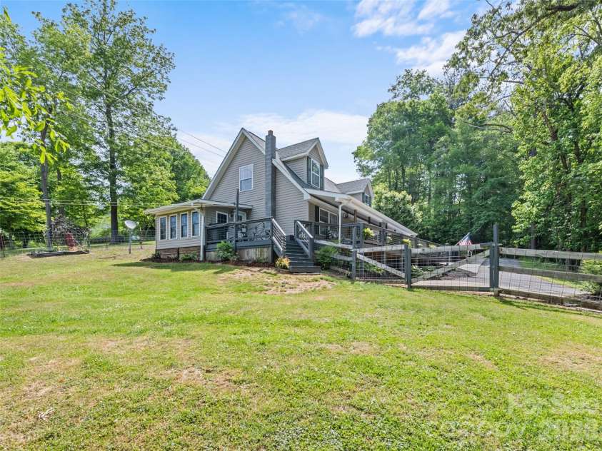 222 Thistle Ridge, Clyde, NC 28721.  MLS# CAR4384897, YatesRealty ID 24095. 