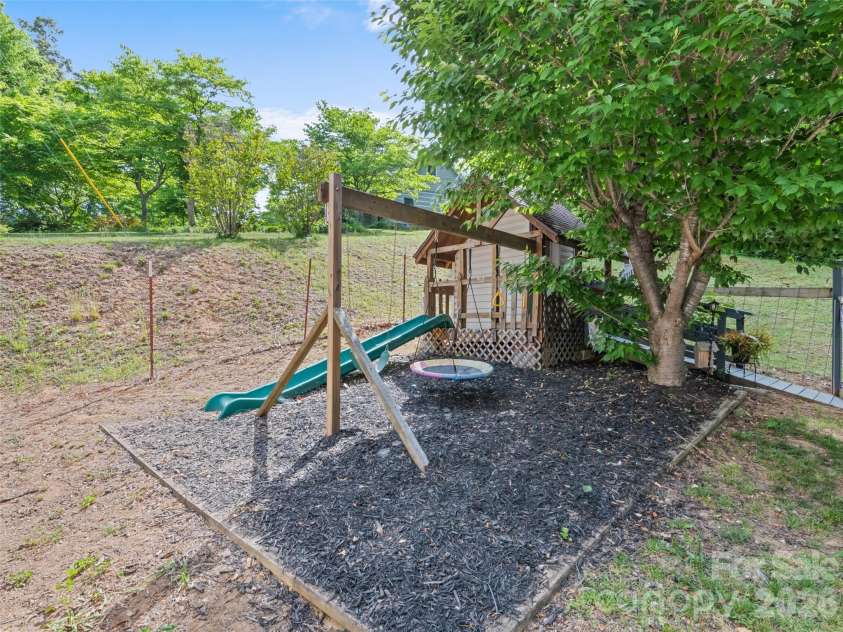 222 Thistle Ridge, Clyde, NC 28721.  MLS# CAR4384897, YatesRealty ID 24095. 