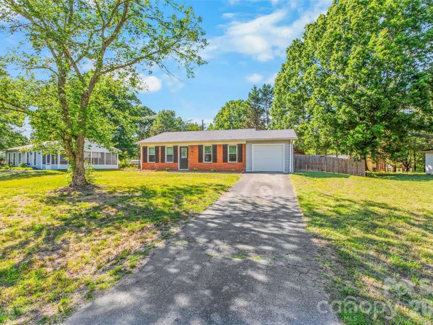 355 Weatherford Drive, King, NC 27021.  MLS# CAR4384919, YatesRealty ID 24096. 