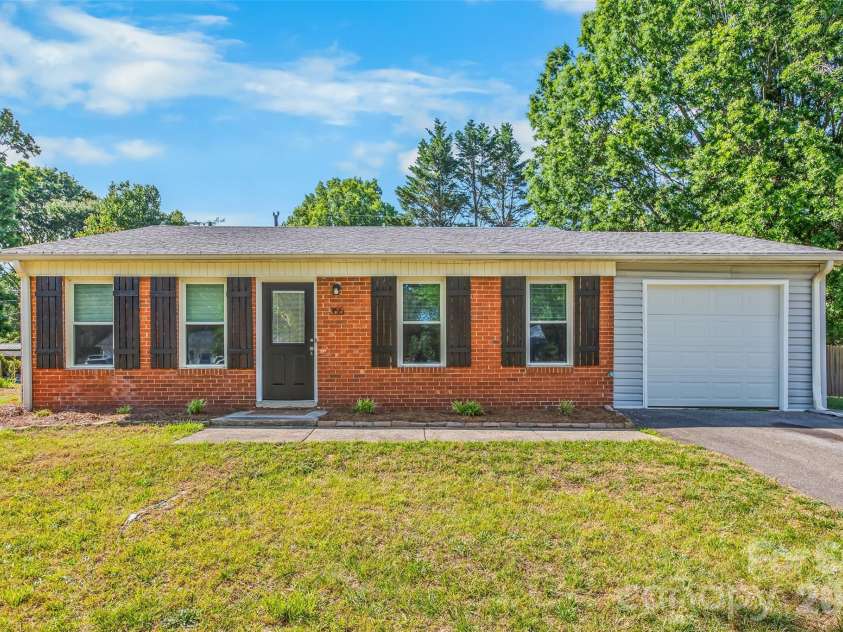 355 Weatherford Drive, King, NC 27021.  MLS# CAR4384919, YatesRealty ID 24096. 