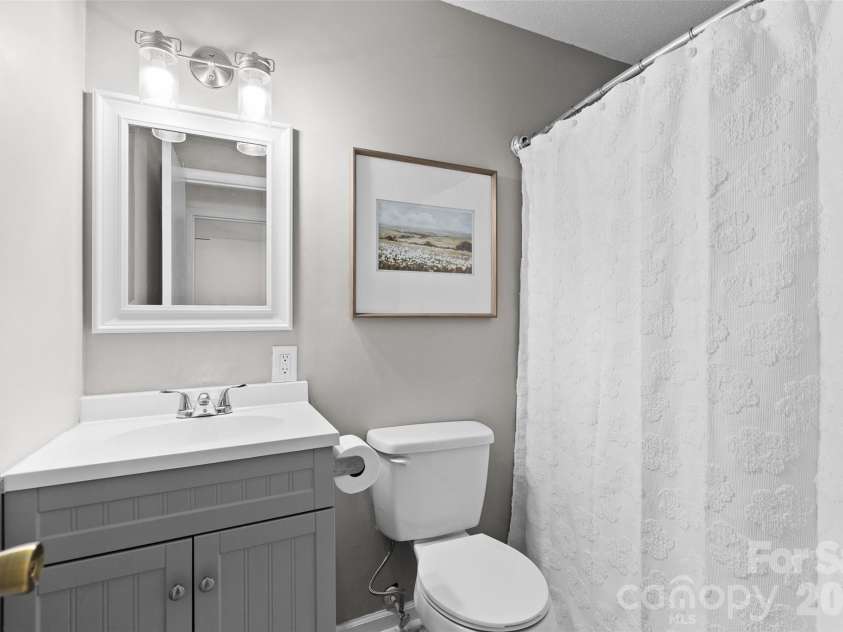 355 Weatherford Drive, King, NC 27021.  MLS# CAR4384919, YatesRealty ID 24096. Full Bathroom