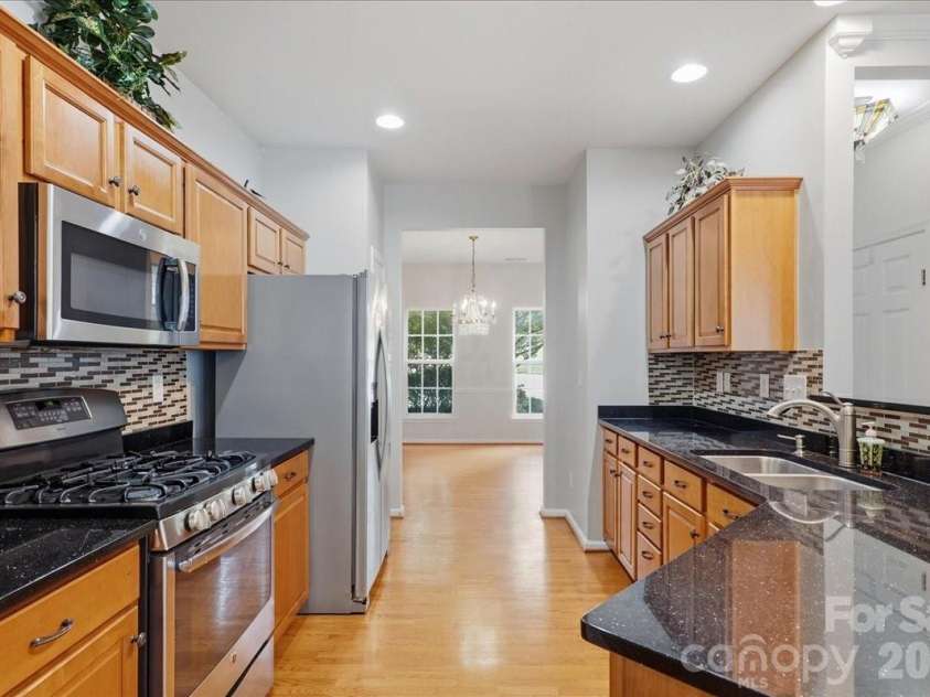 4209 Piccadilly Lane, Fort Mill, SC 29707.  MLS# CAR4384861, YatesRealty ID 24097. Gas Stove