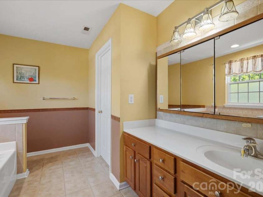 4209 Piccadilly Lane, Fort Mill, SC 29707.  MLS# CAR4384861, YatesRealty ID 24097. Primary suite full bath