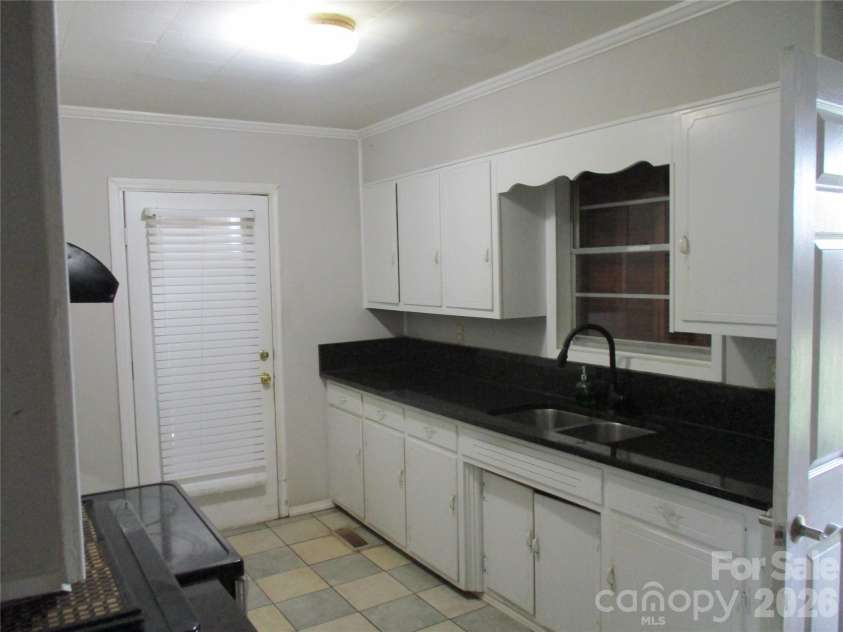 307 6th Street, Belmont, NC 28012.  MLS# CAR4384941, YatesRealty ID 24098. 