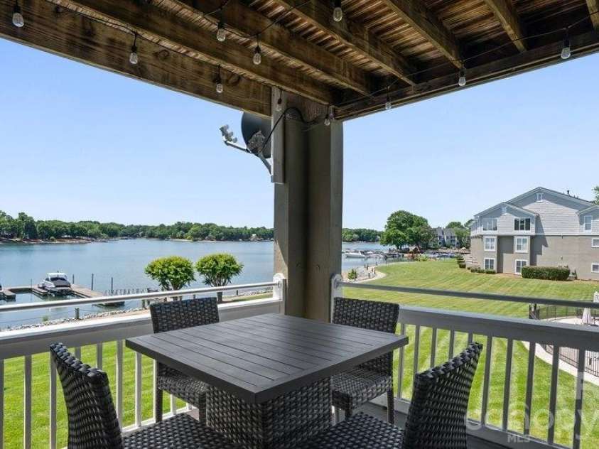 1338 Torrence Circle, Davidson, NC 28036.  MLS# CAR4410522, YatesRealty ID 24099. 
