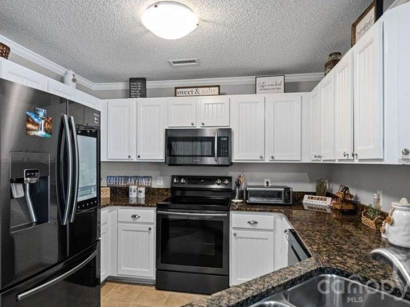 1338 Torrence Circle, Davidson, NC 28036.  MLS# CAR4410522, YatesRealty ID 24099. 