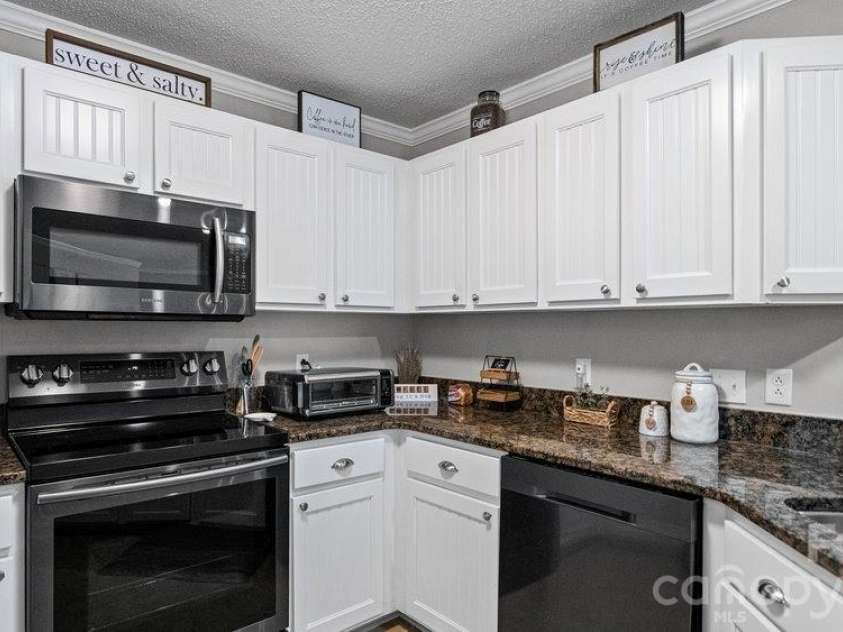 1338 Torrence Circle, Davidson, NC 28036.  MLS# CAR4410522, YatesRealty ID 24099. 