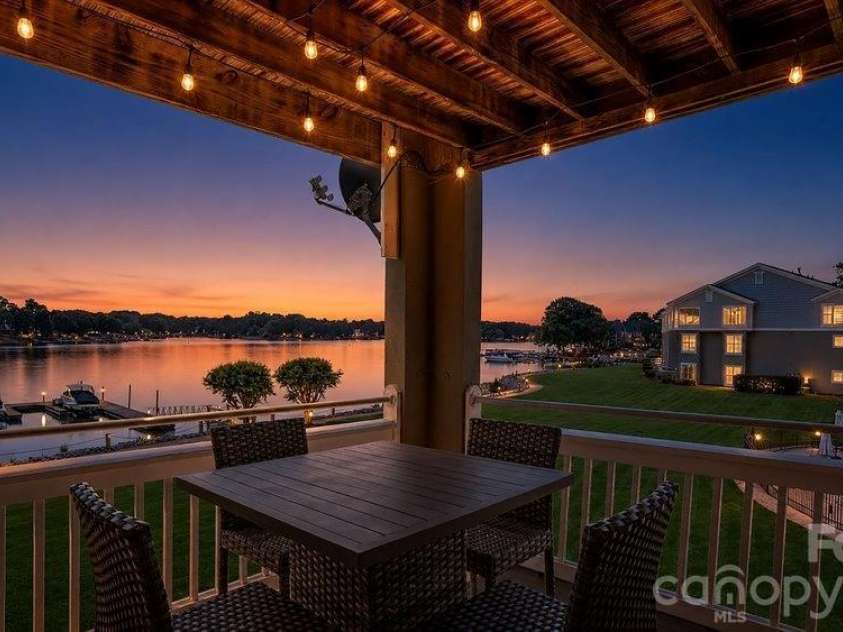 1338 Torrence Circle, Davidson, NC 28036.  MLS# CAR4410522, YatesRealty ID 24099. 