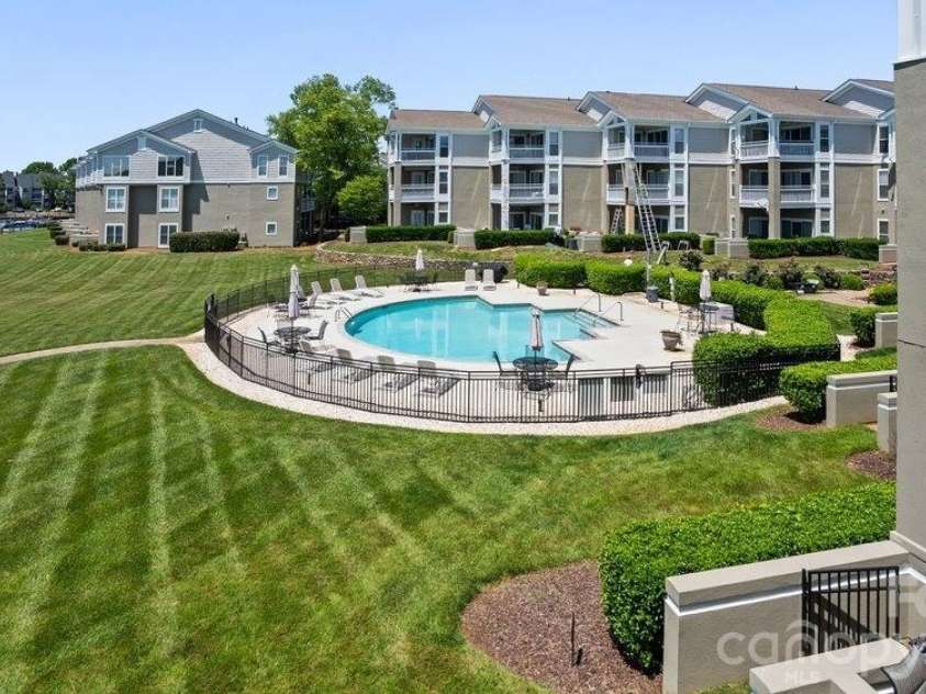 1338 Torrence Circle, Davidson, NC 28036.  MLS# CAR4410522, YatesRealty ID 24099. 