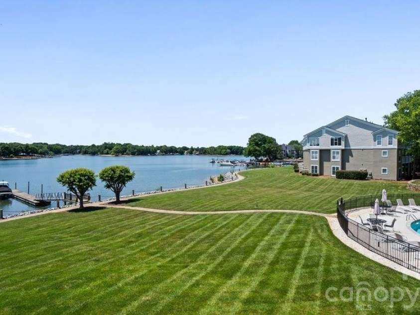 1338 Torrence Circle, Davidson, NC 28036.  MLS# CAR4410522, YatesRealty ID 24099. 