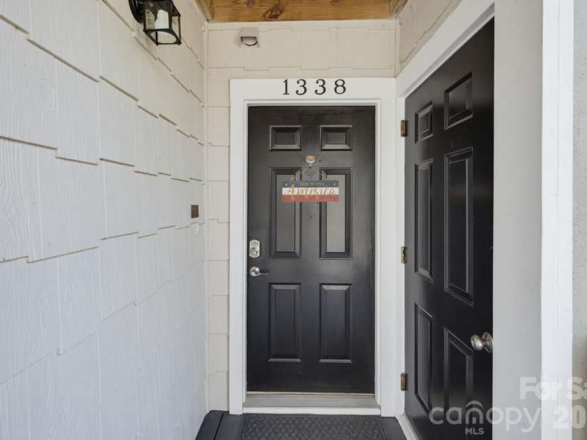 1338 Torrence Circle, Davidson, NC 28036.  MLS# CAR4432356, YatesRealty ID 24099. 