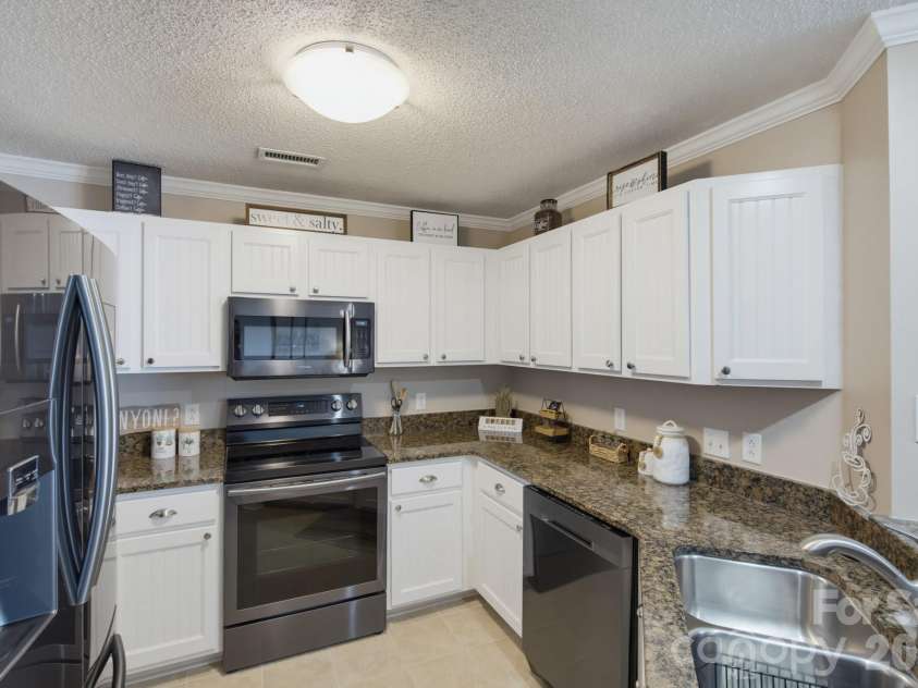 1338 Torrence Circle, Davidson, NC 28036.  MLS# CAR4432356, YatesRealty ID 24099. 