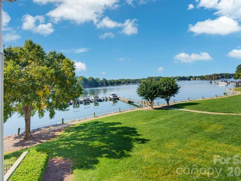 1338 Torrence Circle, Davidson, NC 28036.  MLS# CAR4432356, YatesRealty ID 24099. 