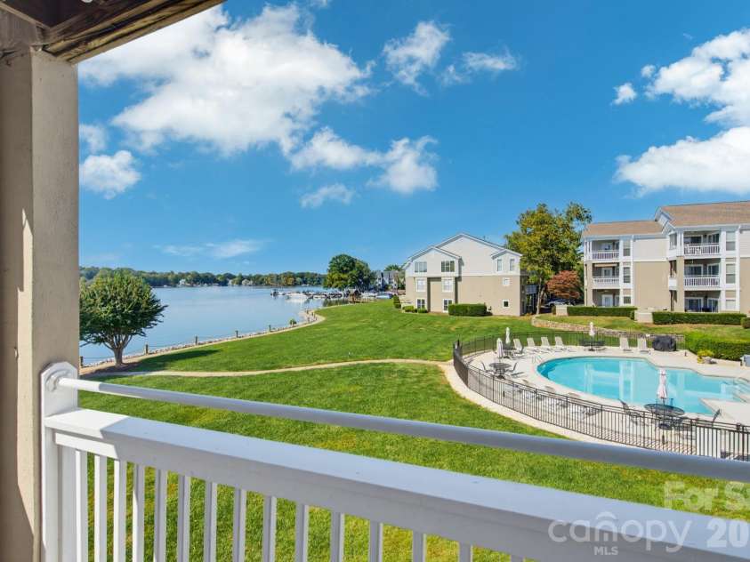 1338 Torrence Circle, Davidson, NC 28036.  MLS# CAR4432356, YatesRealty ID 24099. 