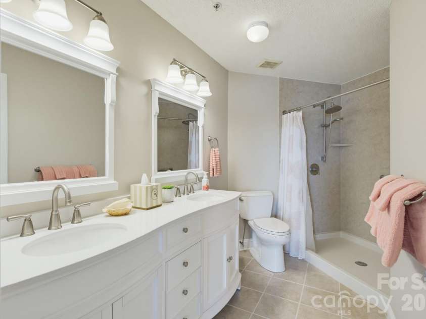 1338 Torrence Circle, Davidson, NC 28036.  MLS# CAR4432356, YatesRealty ID 24099. 
