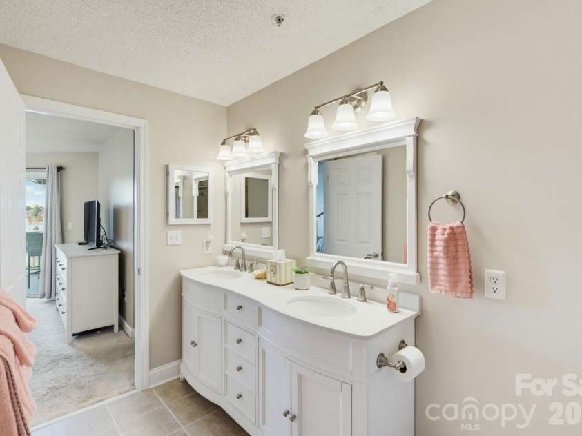 1338 Torrence Circle, Davidson, NC 28036.  MLS# CAR4432356, YatesRealty ID 24099. 