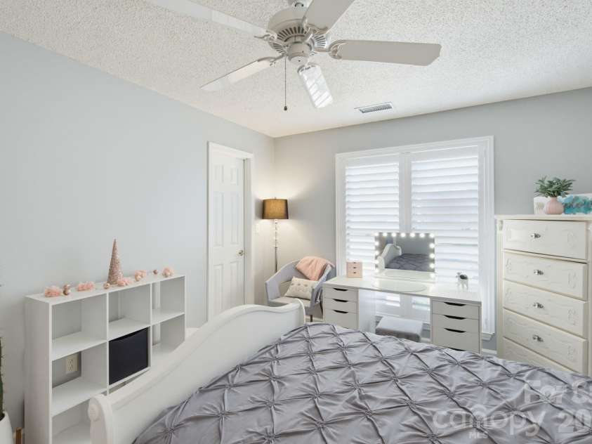 1338 Torrence Circle, Davidson, NC 28036.  MLS# CAR4432356, YatesRealty ID 24099. 