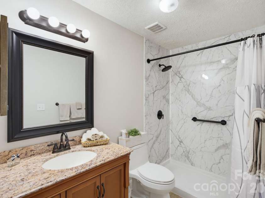 1338 Torrence Circle, Davidson, NC 28036.  MLS# CAR4432356, YatesRealty ID 24099. 
