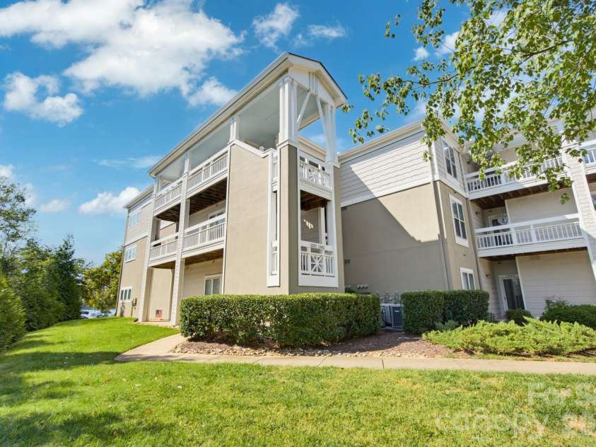 1338 Torrence Circle, Davidson, NC 28036.  MLS# CAR4432356, YatesRealty ID 24099. 