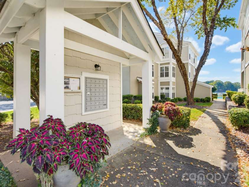 1338 Torrence Circle, Davidson, NC 28036.  MLS# CAR4432356, YatesRealty ID 24099. 