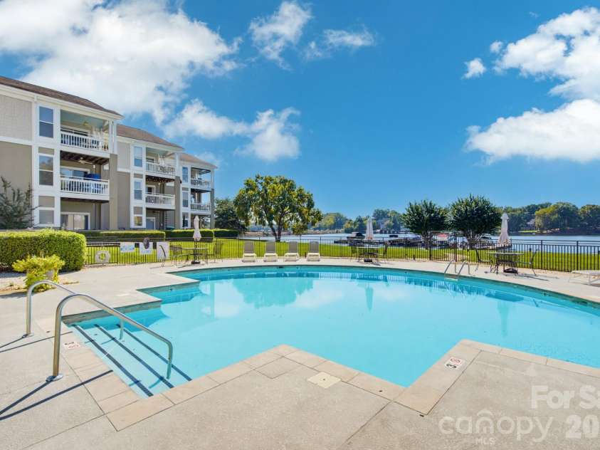 1338 Torrence Circle, Davidson, NC 28036.  MLS# CAR4432356, YatesRealty ID 24099. 