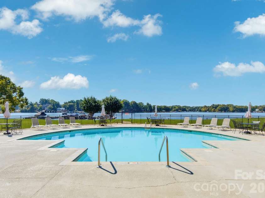 1338 Torrence Circle, Davidson, NC 28036.  MLS# CAR4432356, YatesRealty ID 24099. 
