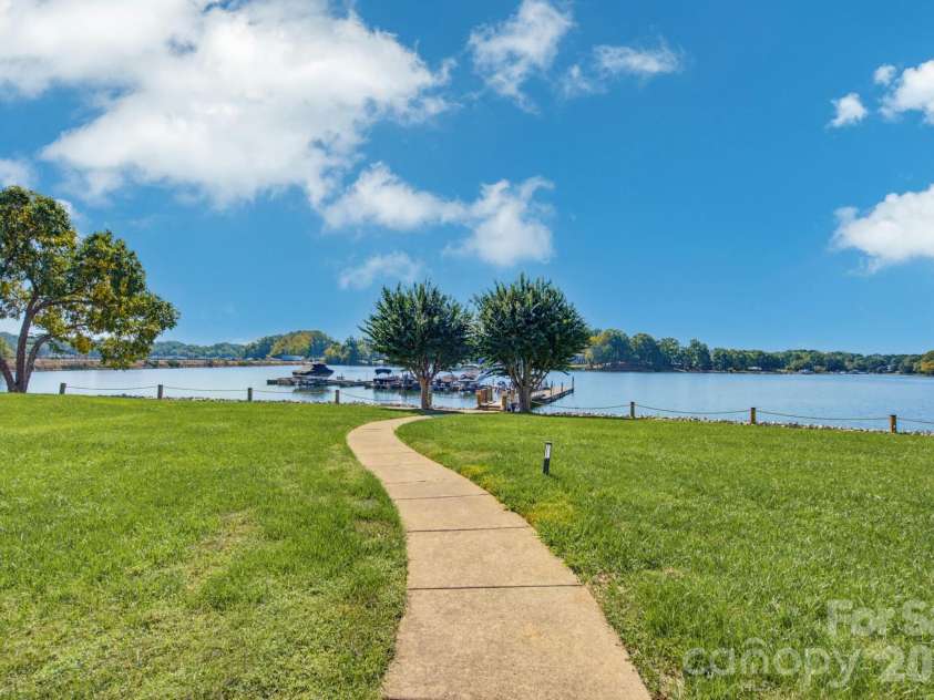 1338 Torrence Circle, Davidson, NC 28036.  MLS# CAR4432356, YatesRealty ID 24099. 