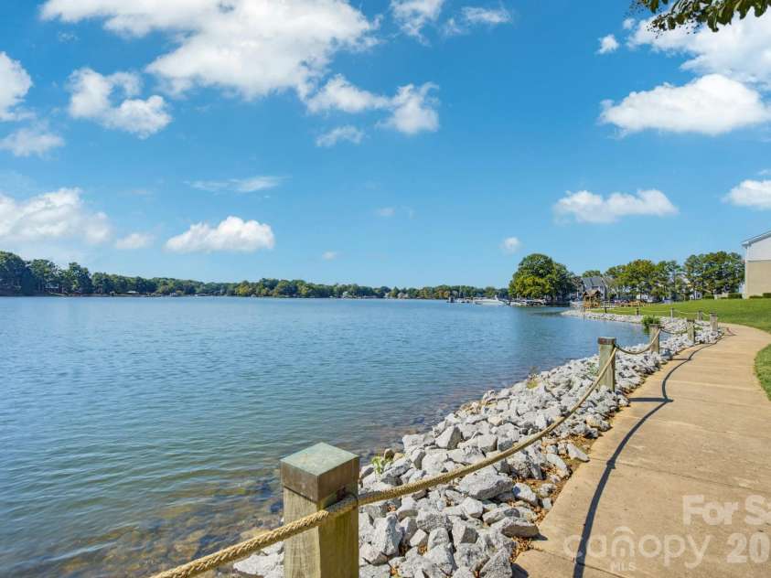 1338 Torrence Circle, Davidson, NC 28036.  MLS# CAR4432356, YatesRealty ID 24099. 
