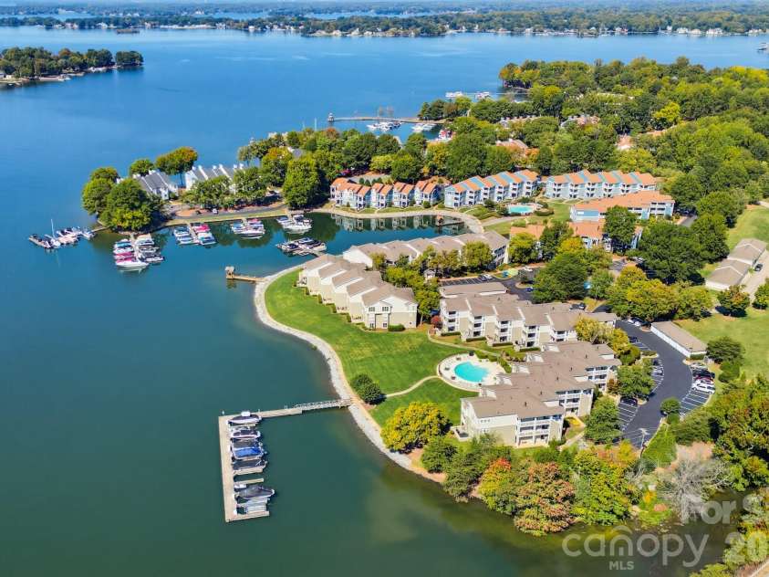 1338 Torrence Circle, Davidson, NC 28036.  MLS# CAR4432356, YatesRealty ID 24099. 