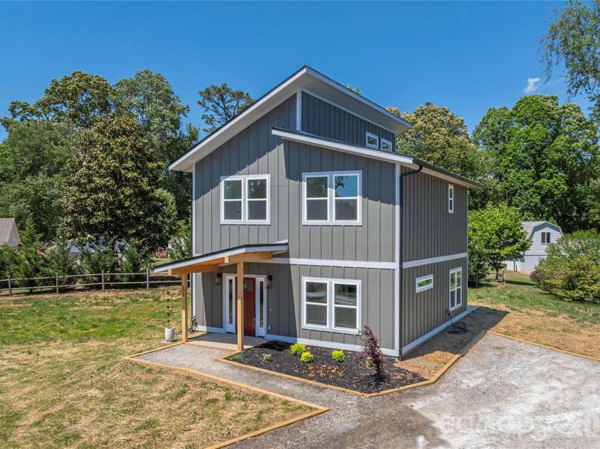 32 Oak Hill Road, Candler, NC 28715.  MLS# CAR4384964, YatesRealty ID 24100. 