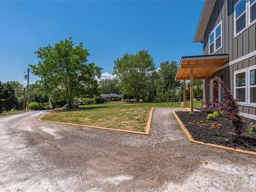32 Oak Hill Road, Candler, NC 28715.  MLS# CAR4384964, YatesRealty ID 24100. 