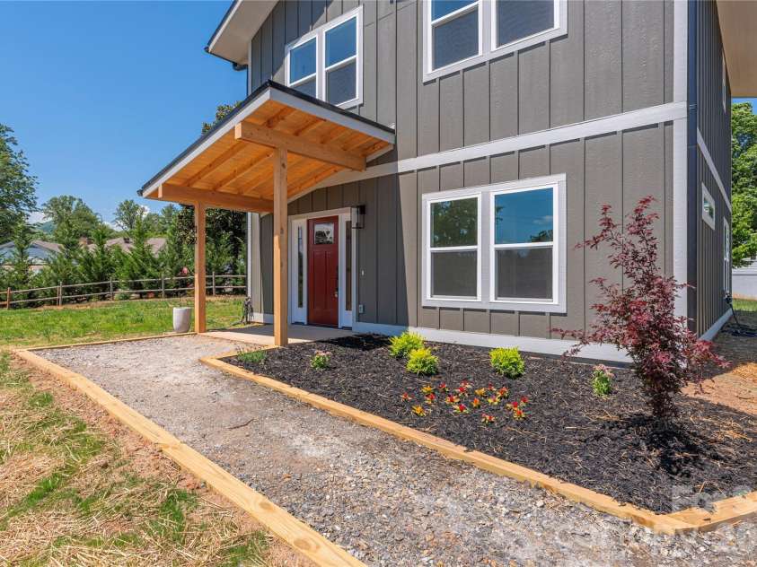 32 Oak Hill Road, Candler, NC 28715.  MLS# CAR4384964, YatesRealty ID 24100. 
