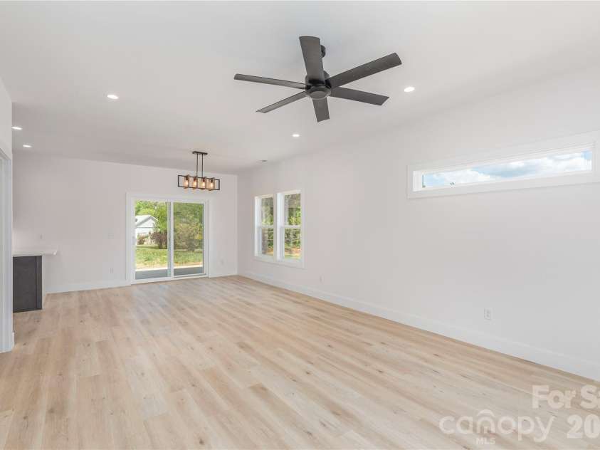 32 Oak Hill Road, Candler, NC 28715.  MLS# CAR4384964, YatesRealty ID 24100. 