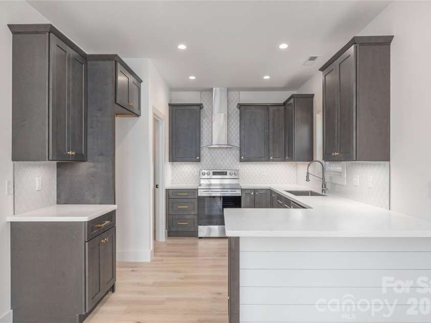 32 Oak Hill Road, Candler, NC 28715.  MLS# CAR4384964, YatesRealty ID 24100. 
