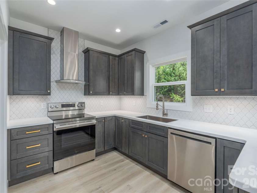 32 Oak Hill Road, Candler, NC 28715.  MLS# CAR4384964, YatesRealty ID 24100. 