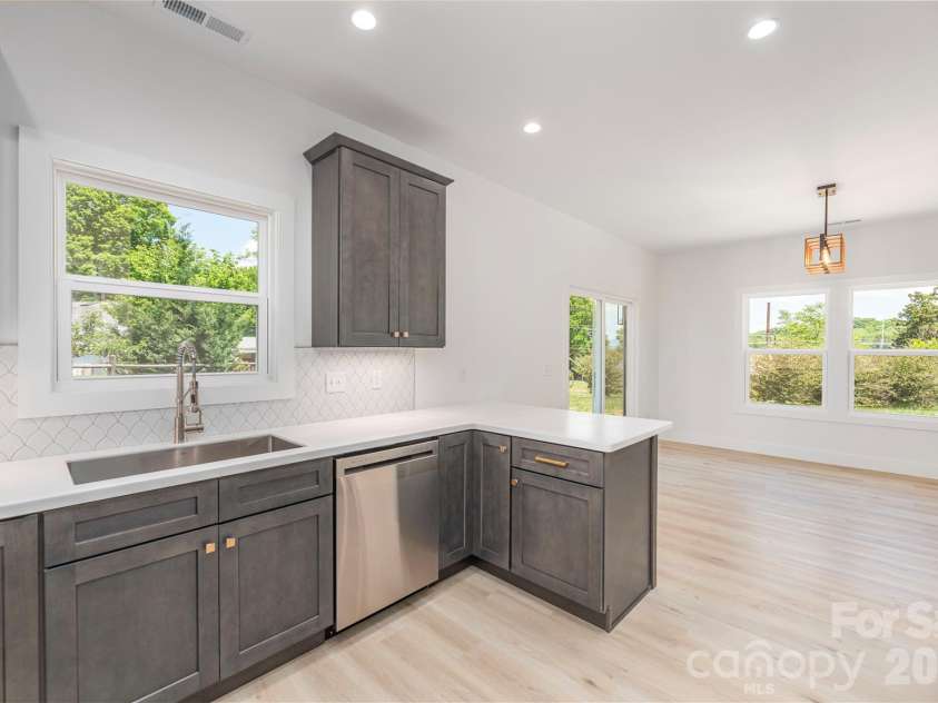 32 Oak Hill Road, Candler, NC 28715.  MLS# CAR4384964, YatesRealty ID 24100. 
