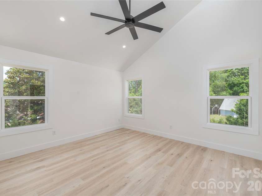 32 Oak Hill Road, Candler, NC 28715.  MLS# CAR4384964, YatesRealty ID 24100. 
