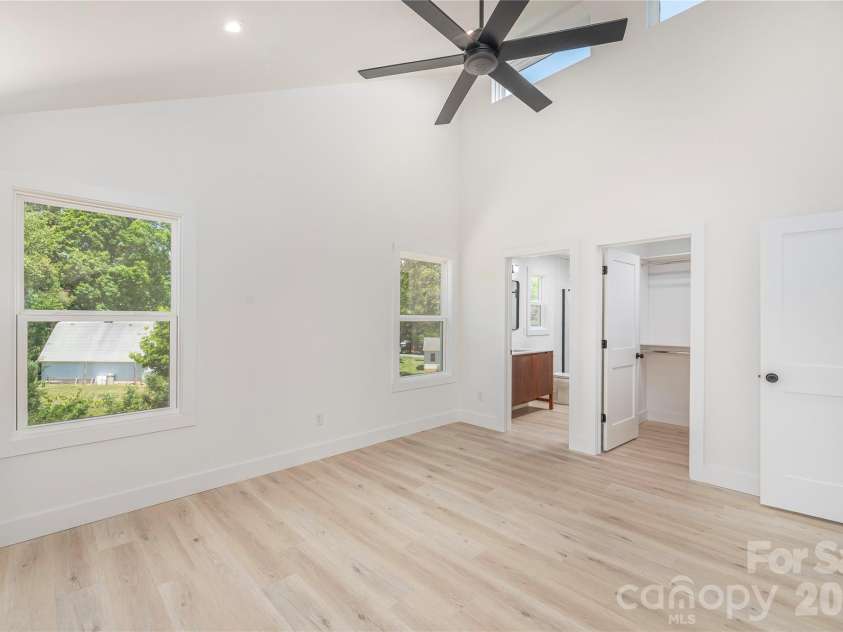 32 Oak Hill Road, Candler, NC 28715.  MLS# CAR4384964, YatesRealty ID 24100. 