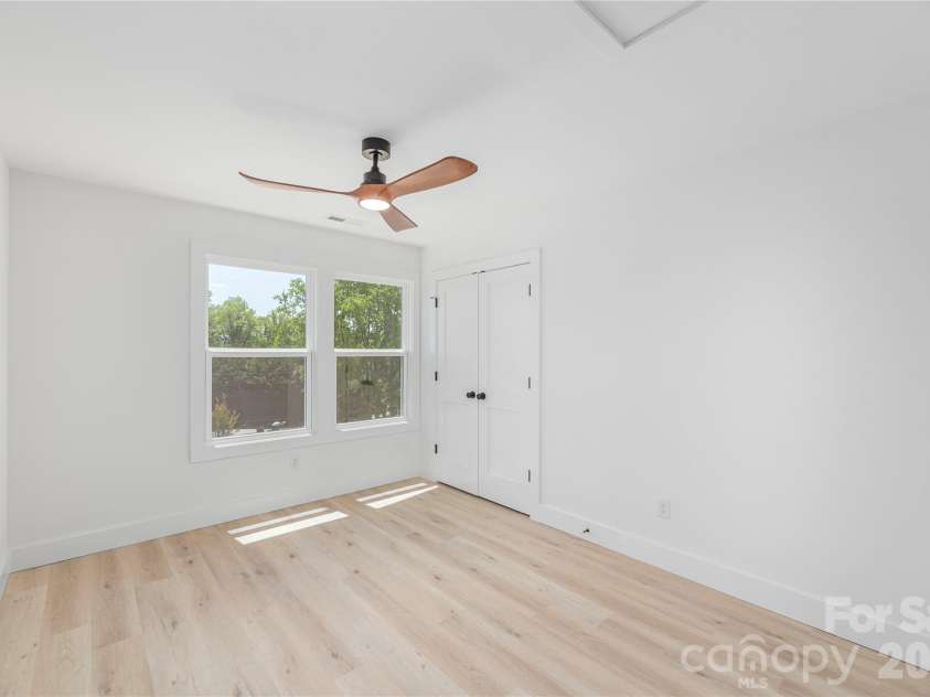 32 Oak Hill Road, Candler, NC 28715.  MLS# CAR4384964, YatesRealty ID 24100. 