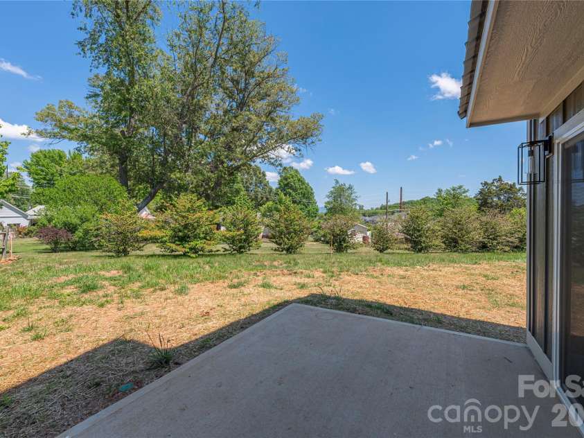 32 Oak Hill Road, Candler, NC 28715.  MLS# CAR4384964, YatesRealty ID 24100. 