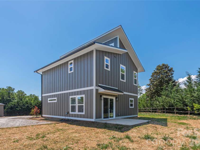 32 Oak Hill Road, Candler, NC 28715.  MLS# CAR4384964, YatesRealty ID 24100. 
