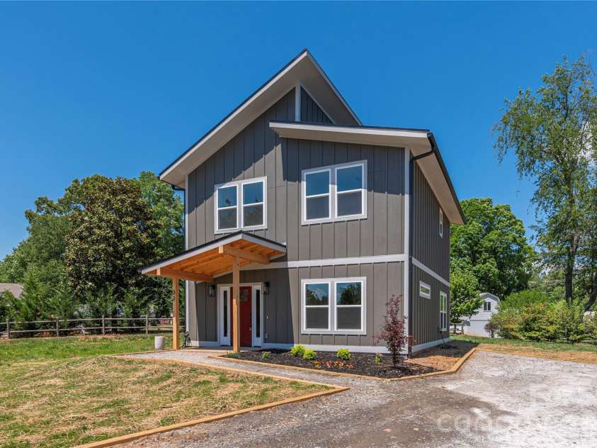 32 Oak Hill Road, Candler, NC 28715.  MLS# CAR4384964, YatesRealty ID 24100. 