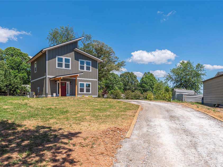 32 Oak Hill Road, Candler, NC 28715.  MLS# CAR4384964, YatesRealty ID 24100. 