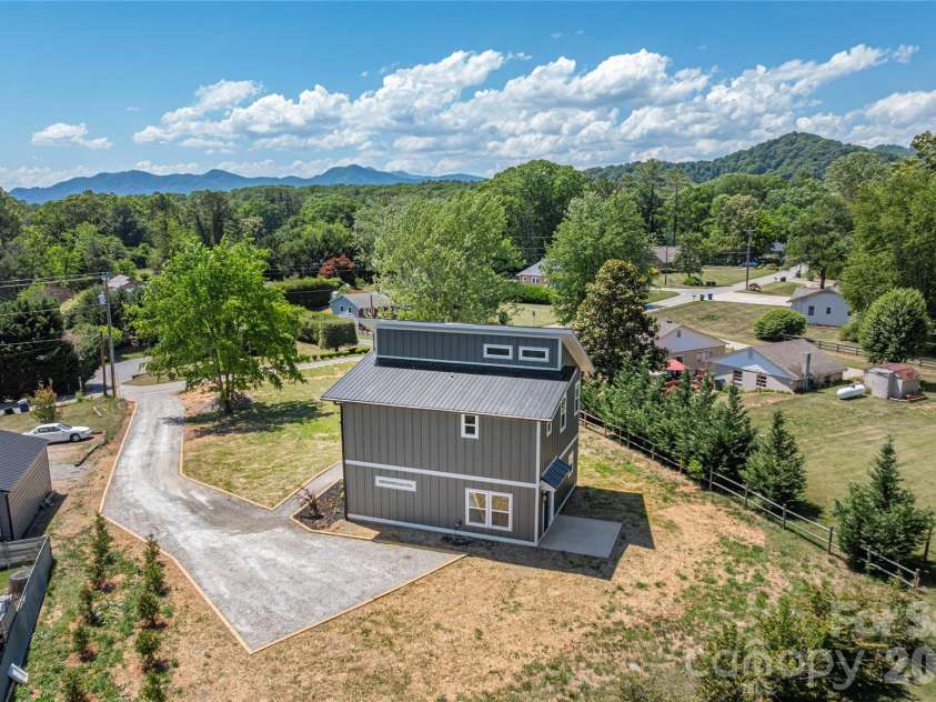 32 Oak Hill Road, Candler, NC 28715.  MLS# CAR4384964, YatesRealty ID 24100. 