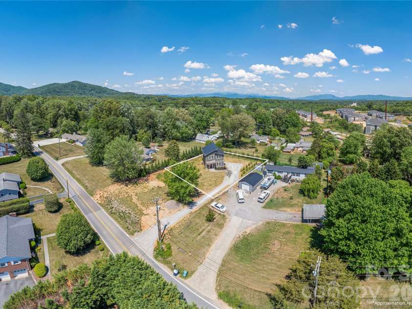 32 Oak Hill Road, Candler, NC 28715.  MLS# CAR4384964, YatesRealty ID 24100. 